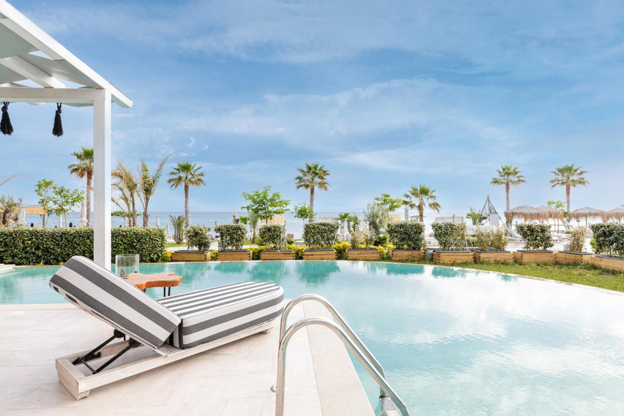 Blue Carpet Luxury Suites Pefkochori Ngoại thất bức ảnh